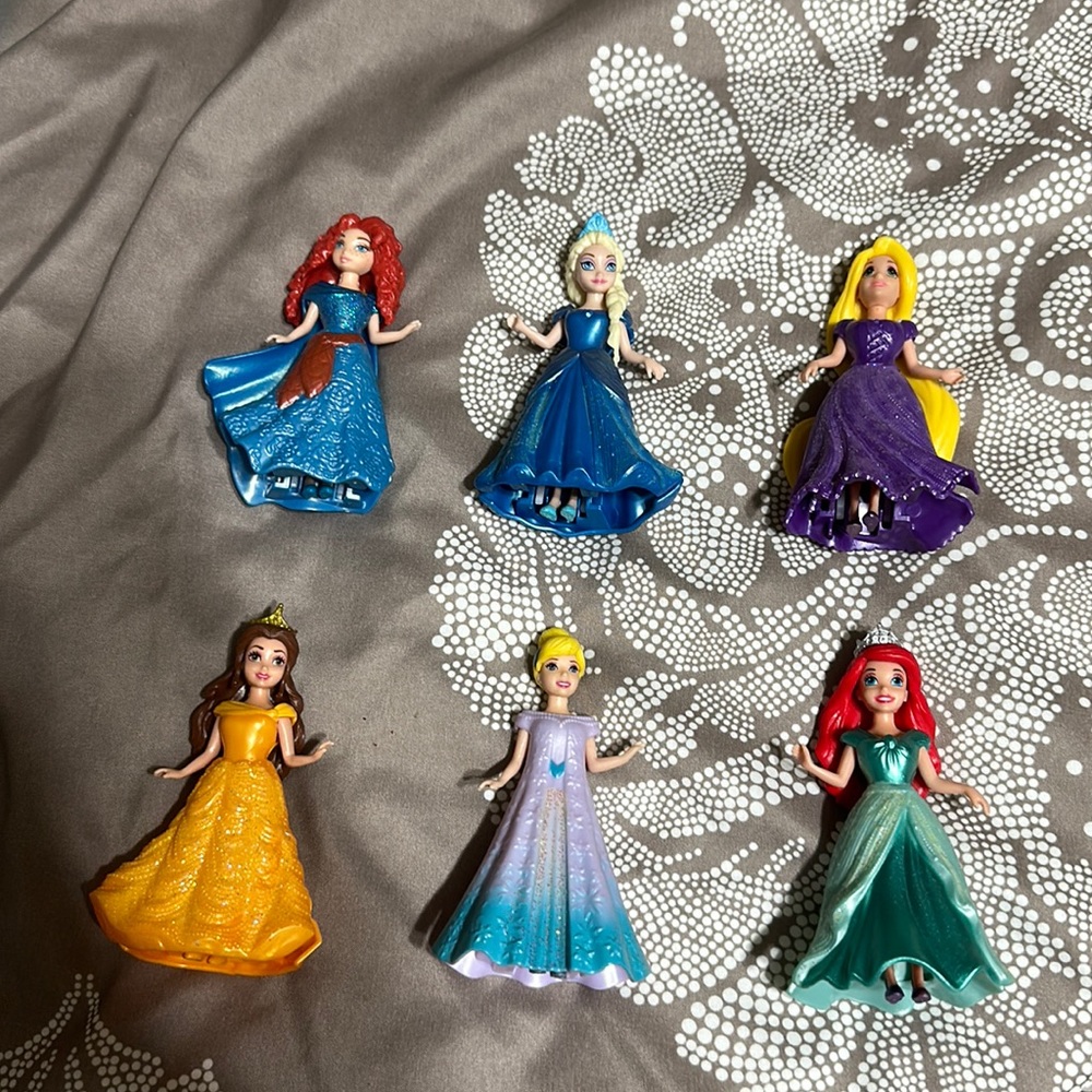 Disney princess clip dress dolls. Dresses clip on and off.